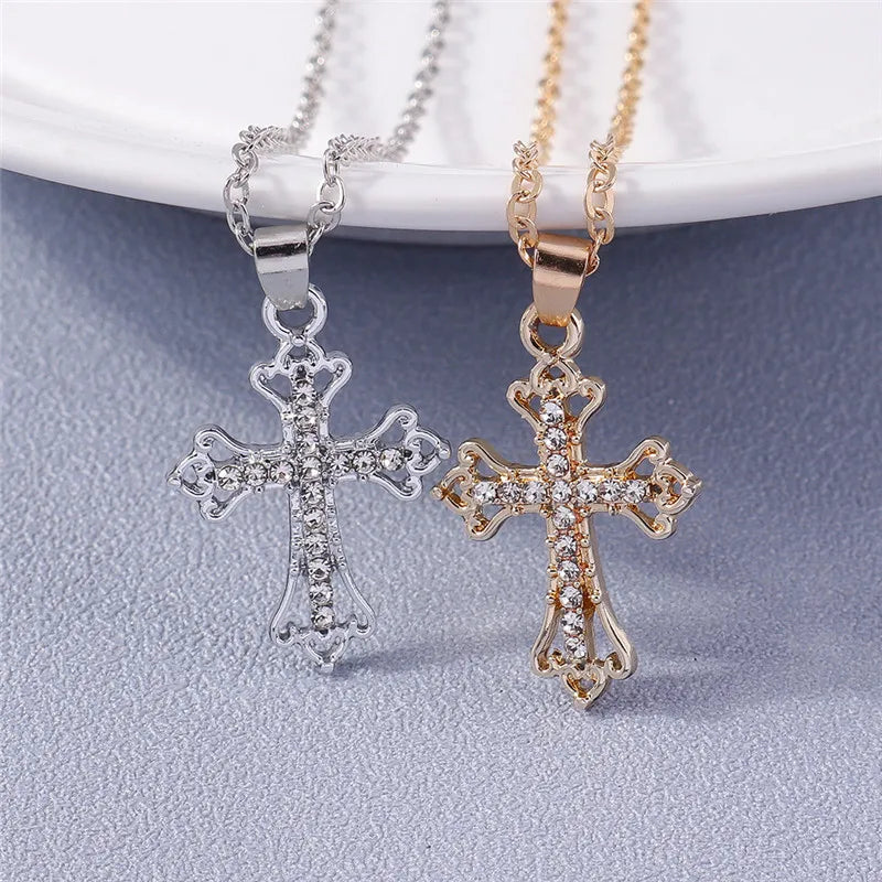 Colier cu crucifix și cristale