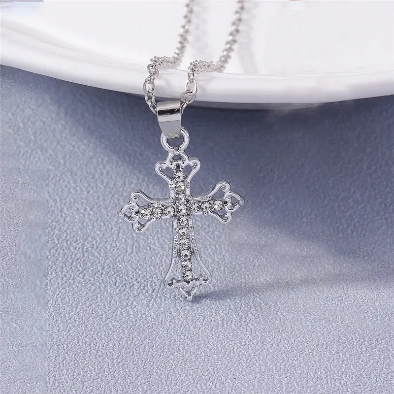 Colier cu crucifix și cristale