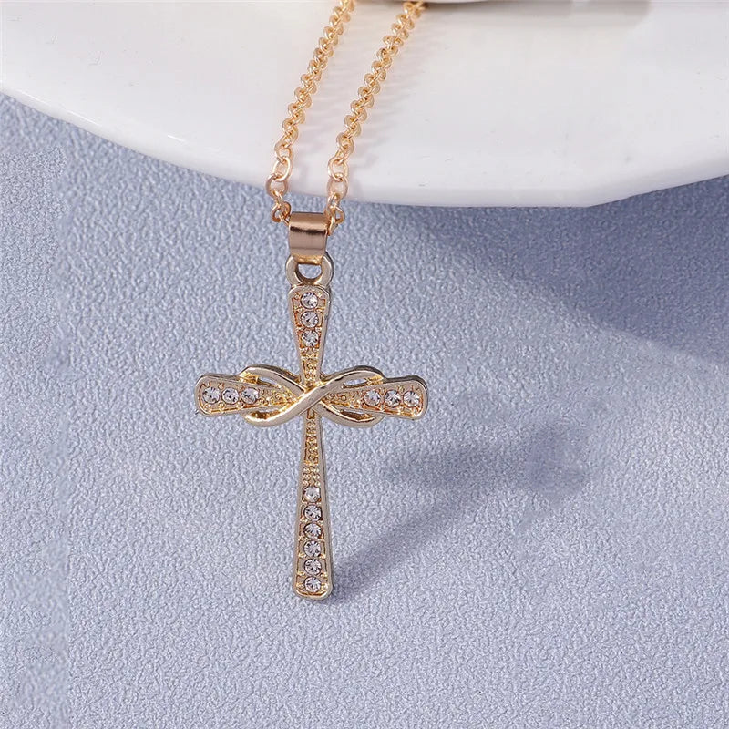 Colier cu crucifix și cristale