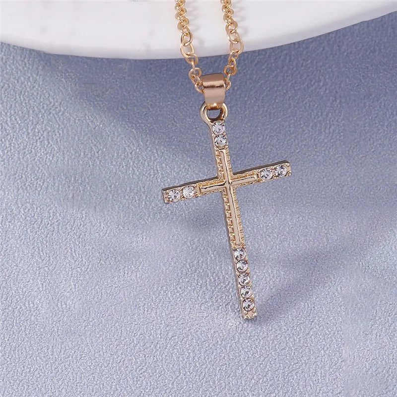 Colier cu crucifix și cristale