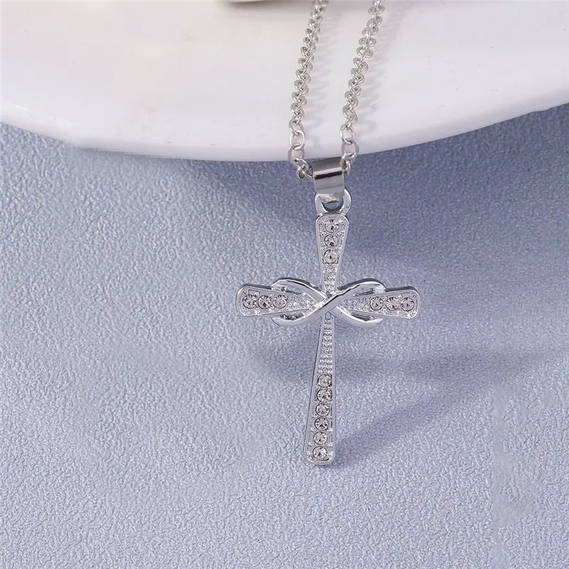 Colier cu crucifix și cristale