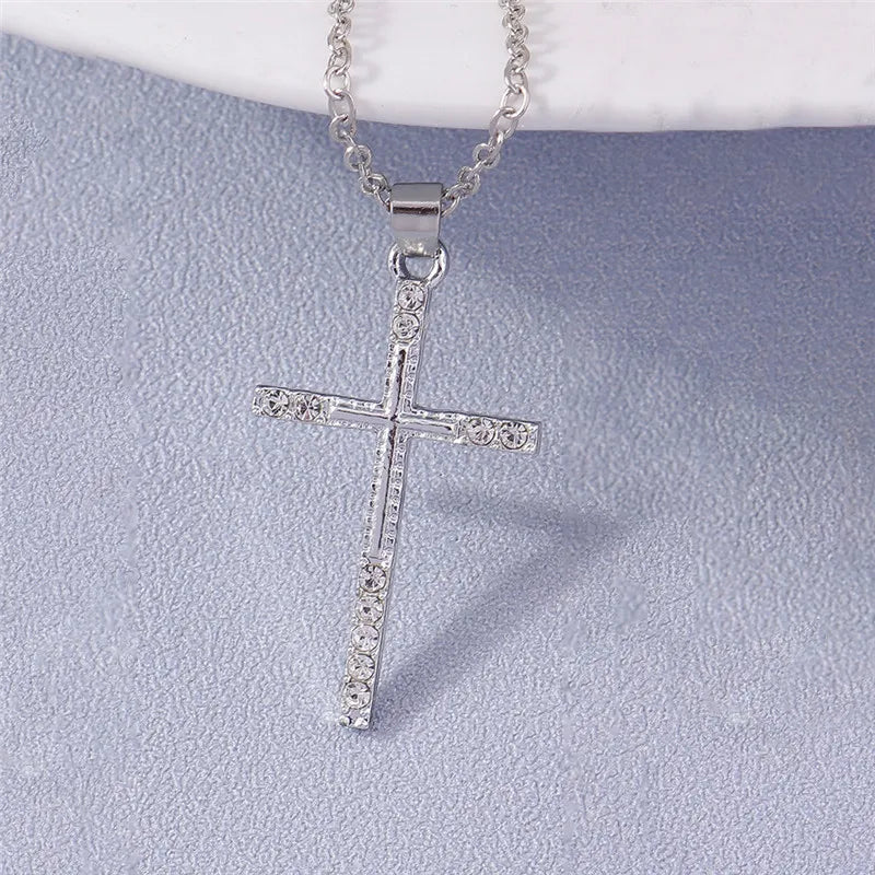 Colier cu crucifix și cristale