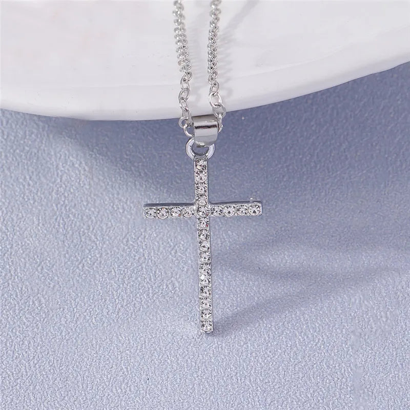 Colier cu crucifix și cristale