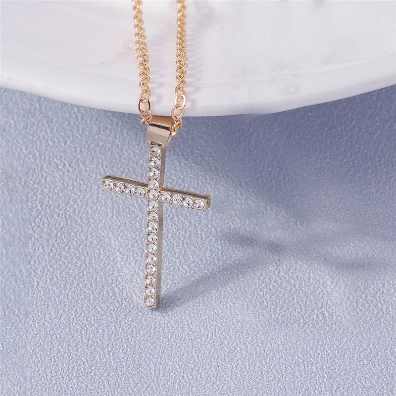 Colier cu crucifix și cristale