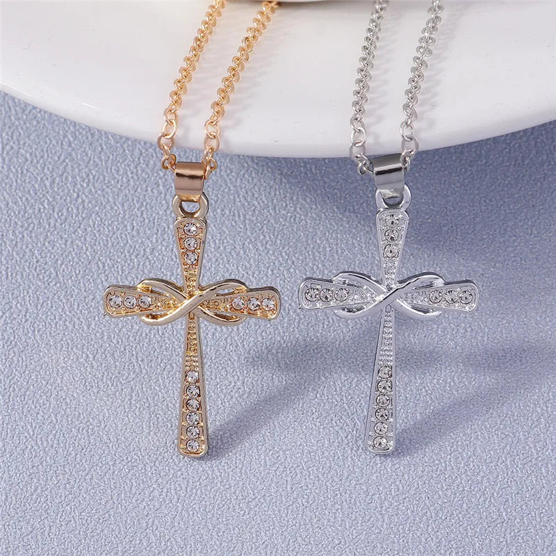 Colier cu crucifix și cristale