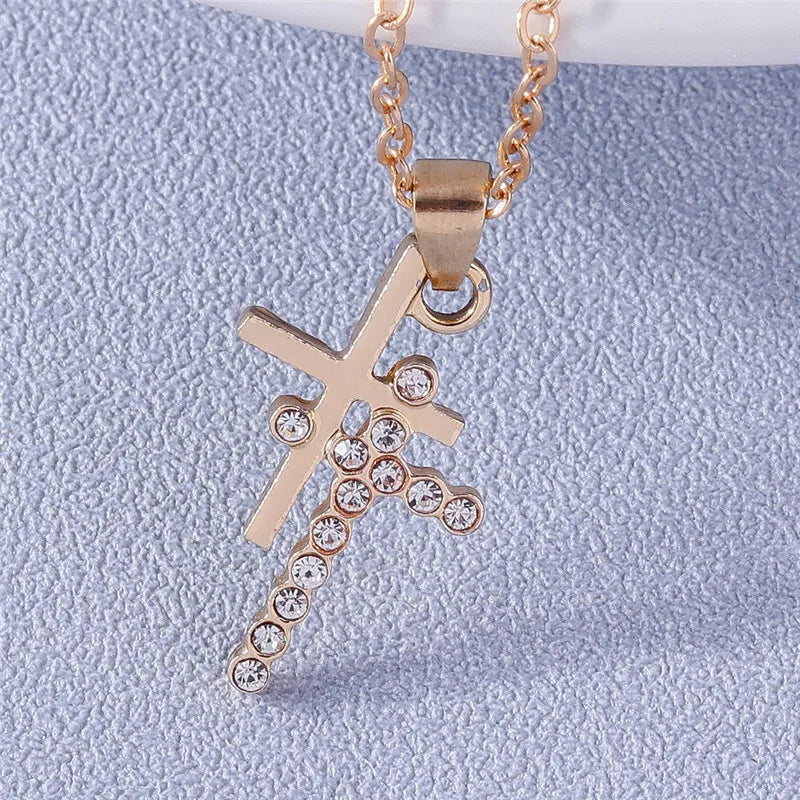 Colier cu crucifix și cristale