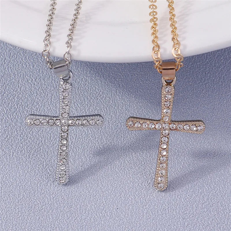 Colier cu crucifix și cristale