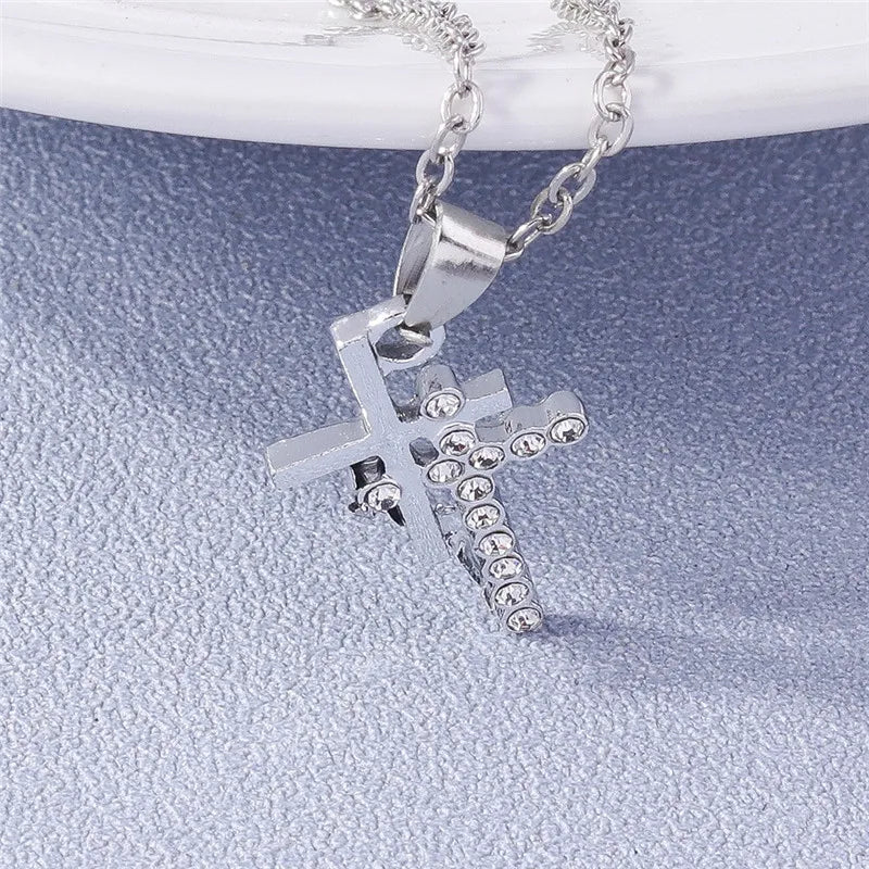 Colier cu crucifix și cristale