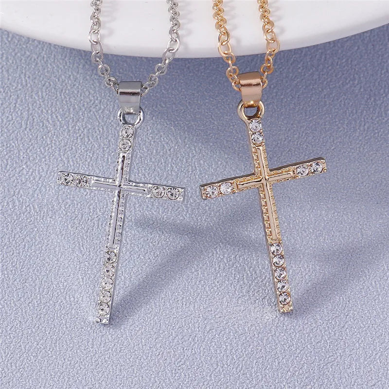 Colier cu crucifix și cristale