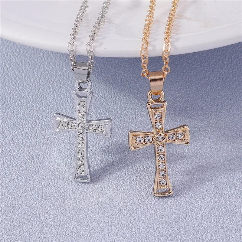 Colier cu crucifix și cristale