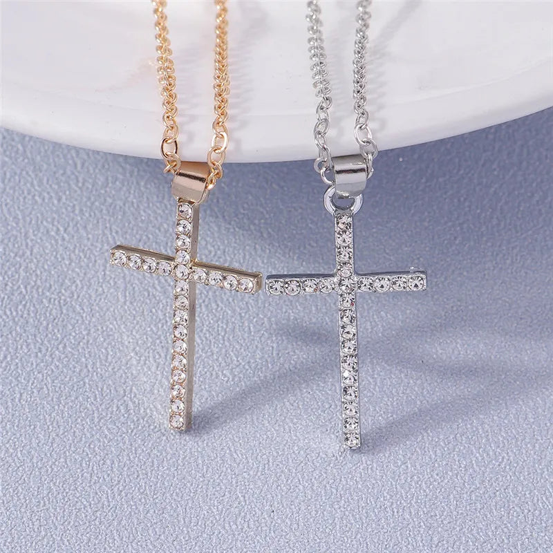 Colier cu crucifix și cristale