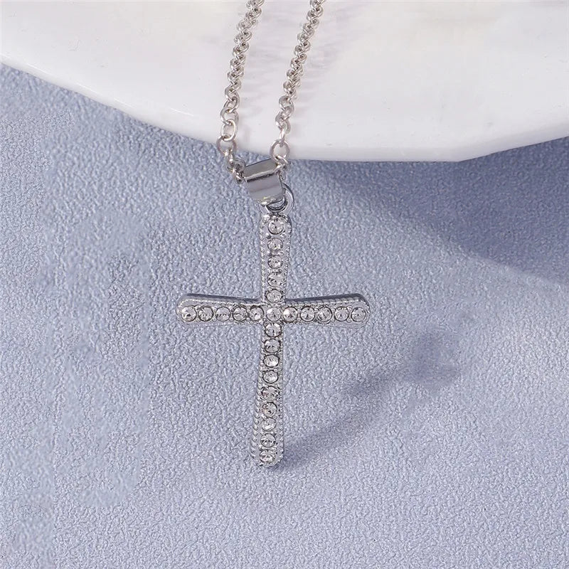 Colier cu crucifix și cristale
