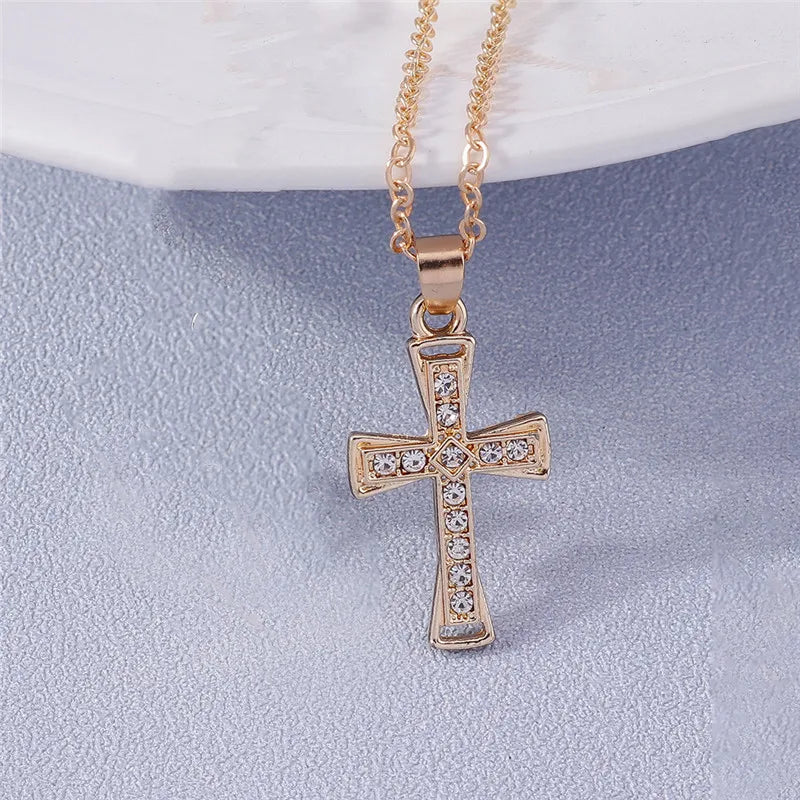 Colier cu crucifix și cristale