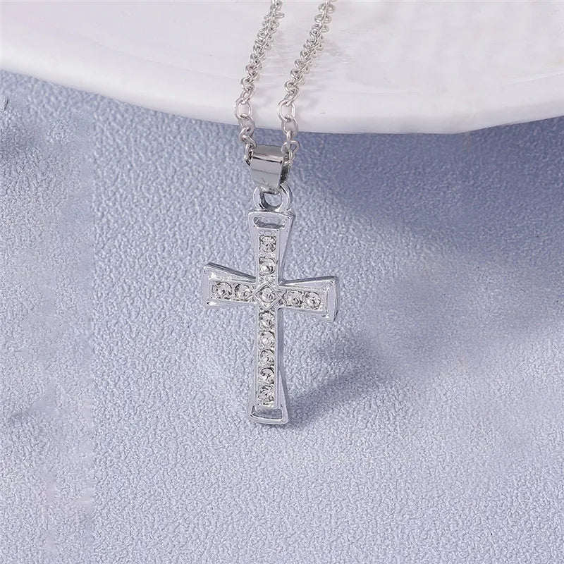 Colier cu crucifix și cristale