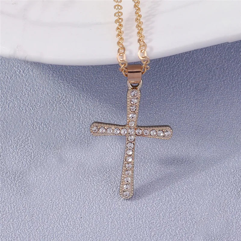 Colier cu crucifix și cristale