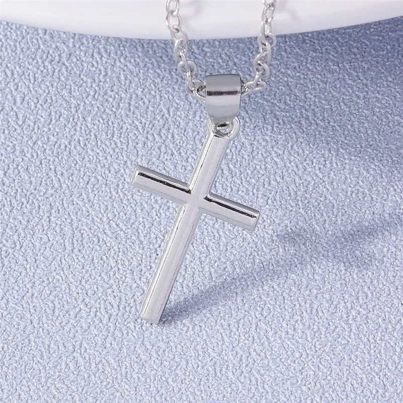 Colier cu crucifix și cristale