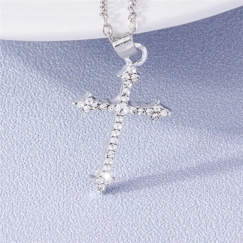 Colier cu crucifix și cristale