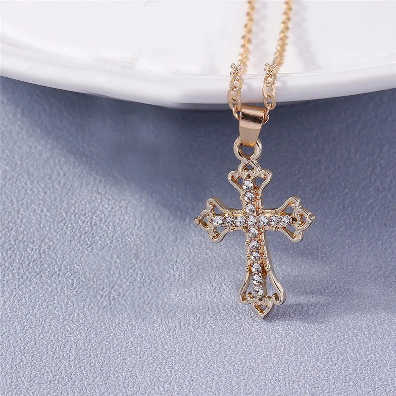 Colier cu crucifix și cristale